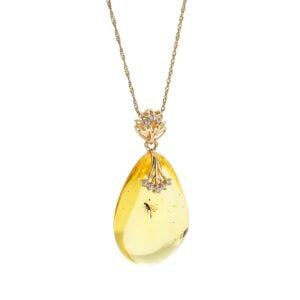 Złota, unikatowa zawieszka bursztynowa w kształcie sopla, z inkluzją, ozdobiona cyrkoniami